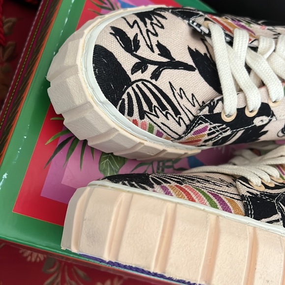 The fab and lovely day in Farm Rio sneakers, dress up or down 🌺 - Picture 2 of 13